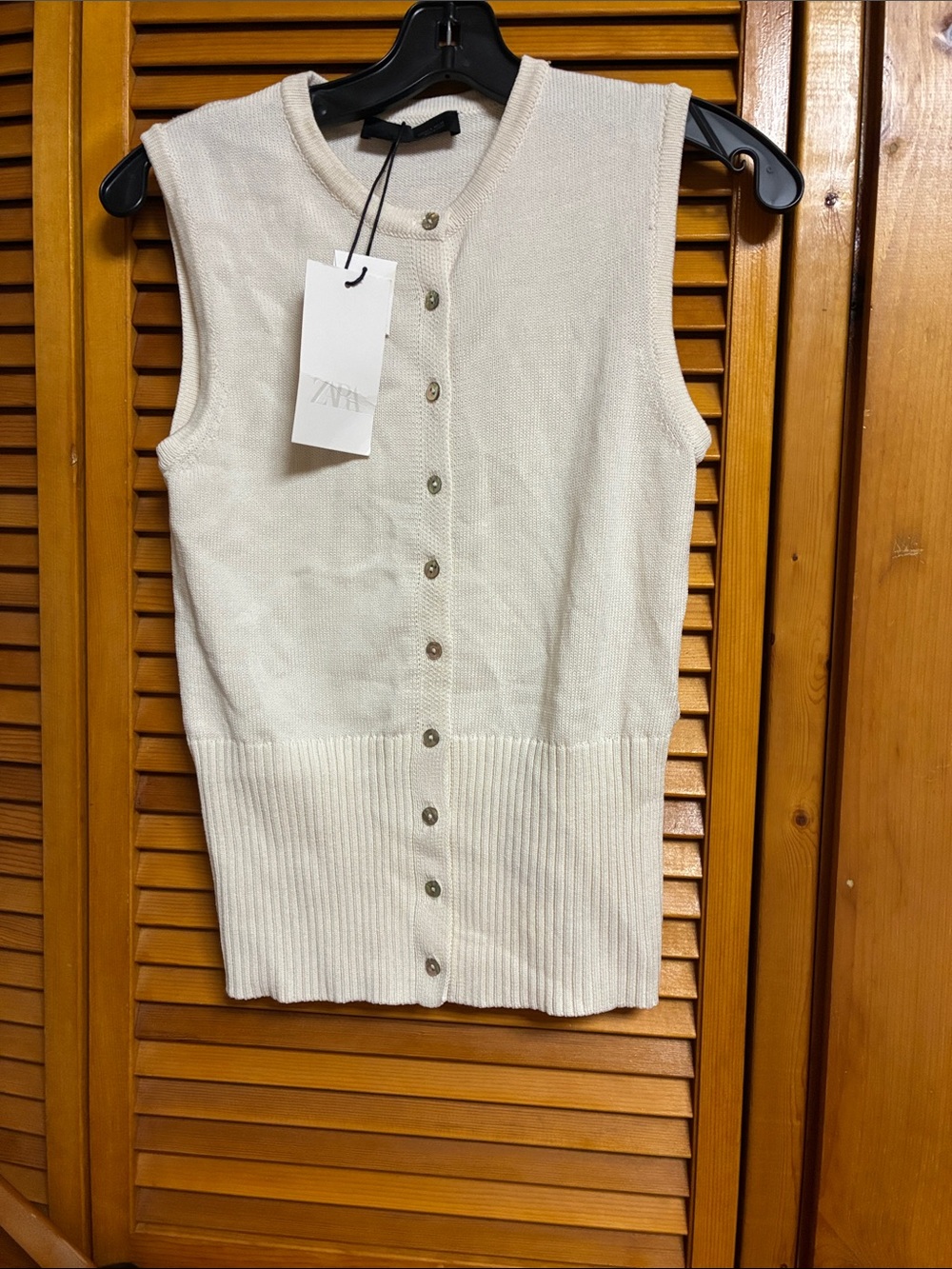 Zara Cream Button-Front Sleeveless Knit Top. Length 22”pit to pit 15”